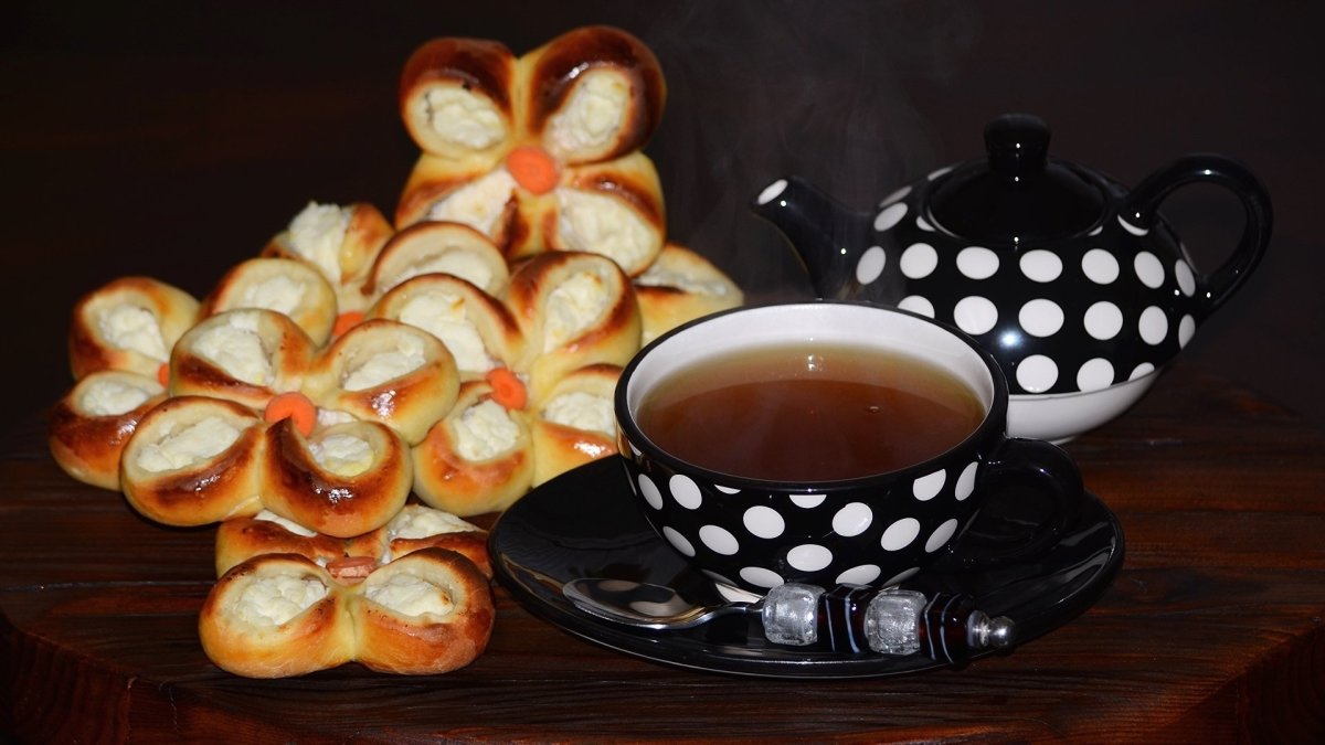 Чай с булочкой