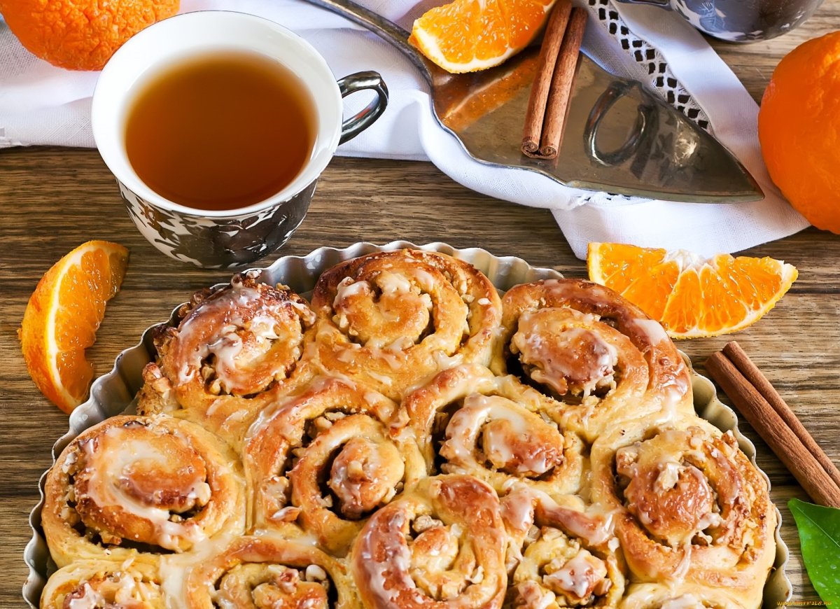 Чашка чая с плюшками