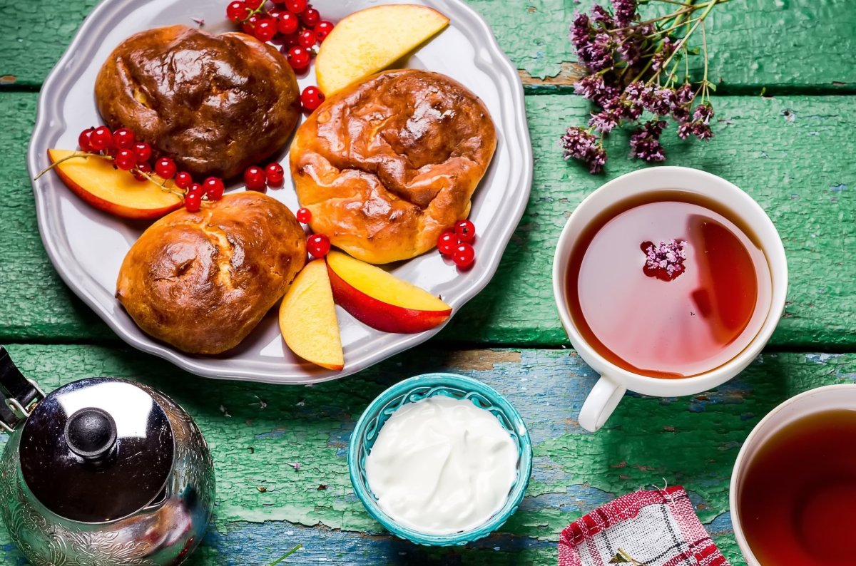 Чашка кофе с булочкой