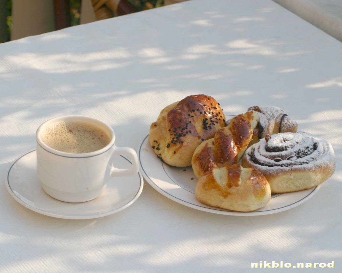 Чай с лимоном и булочкой