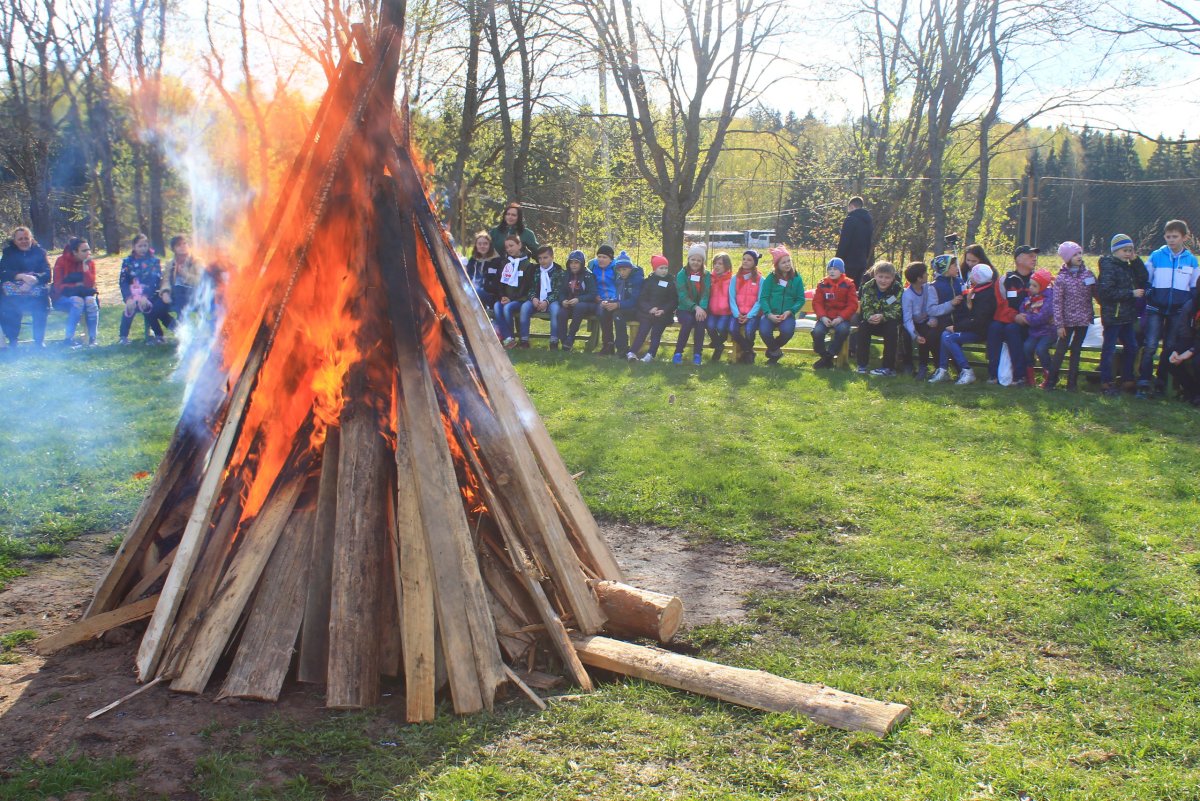 Пионеры у костра фото