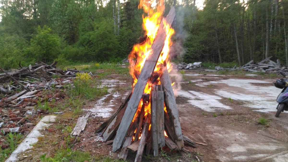 Пионеры у костра