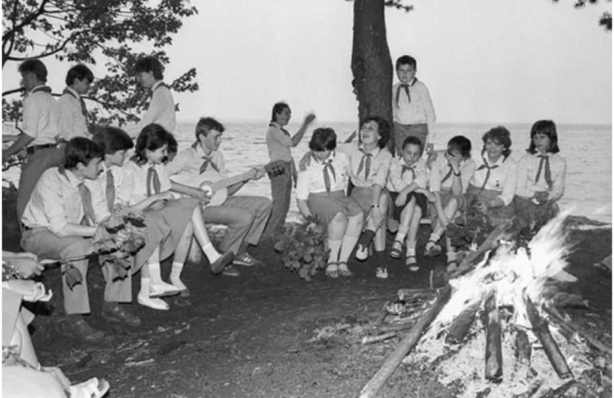 Пионерский лагерь костер