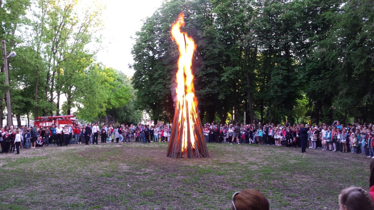 Пионерский костер вектор