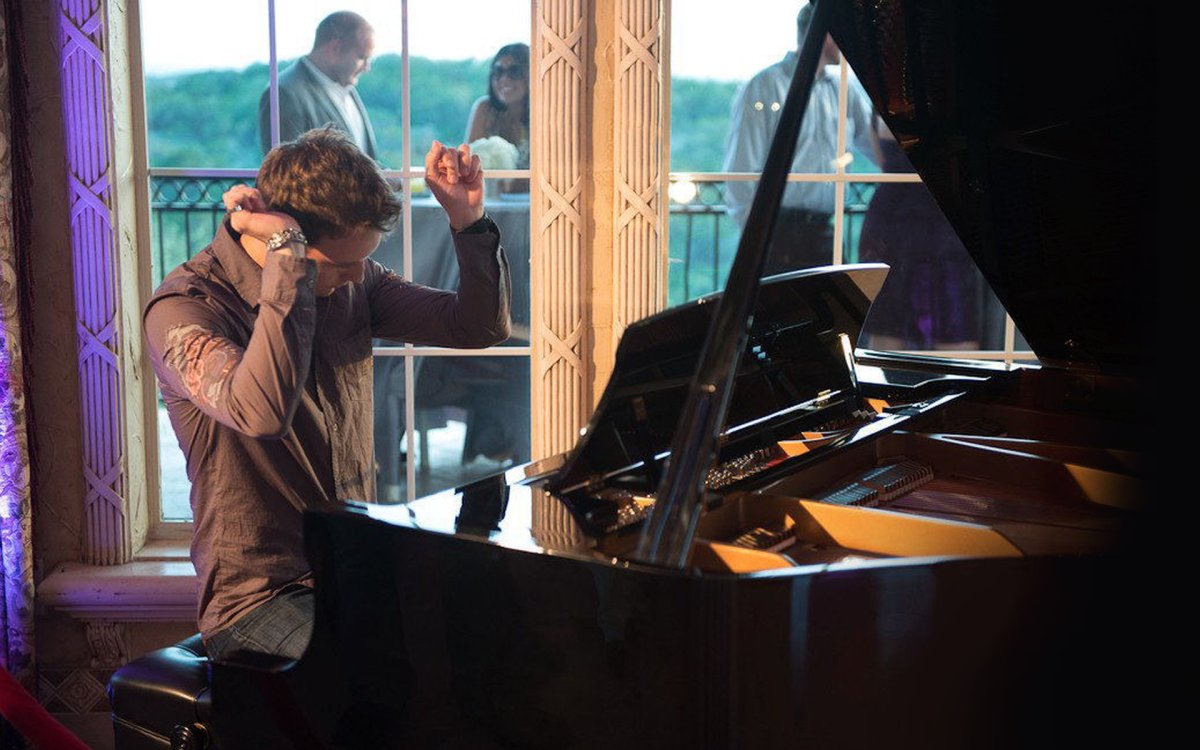 Роберт Паттинсон с роялем
