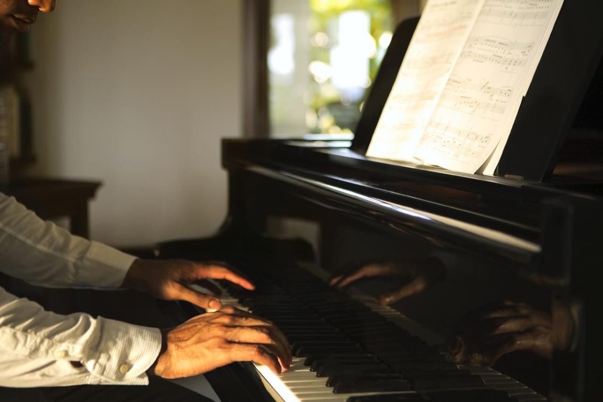Мужские руки на пианино