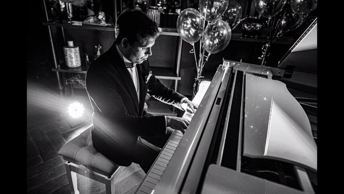 Руки БТС Юнги за пианино