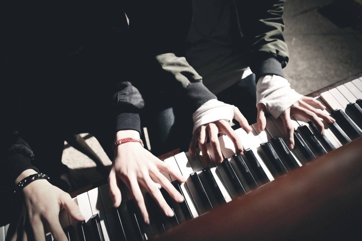 Селена Гомес пианино