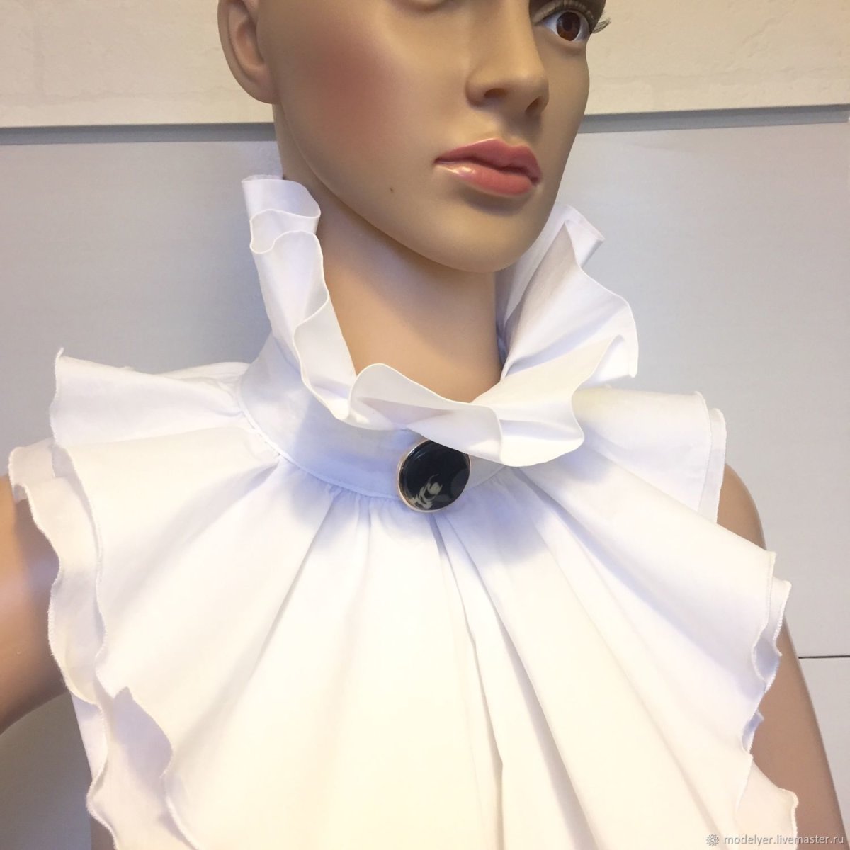 Брошь из кружева и лент