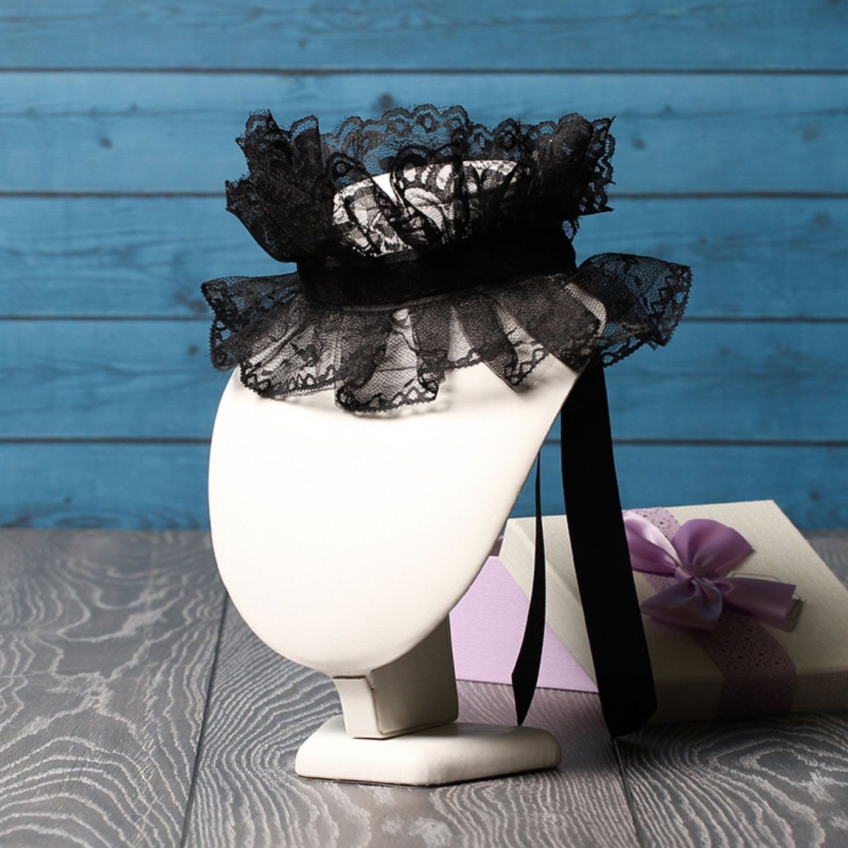 Платье с камеей на воротнике