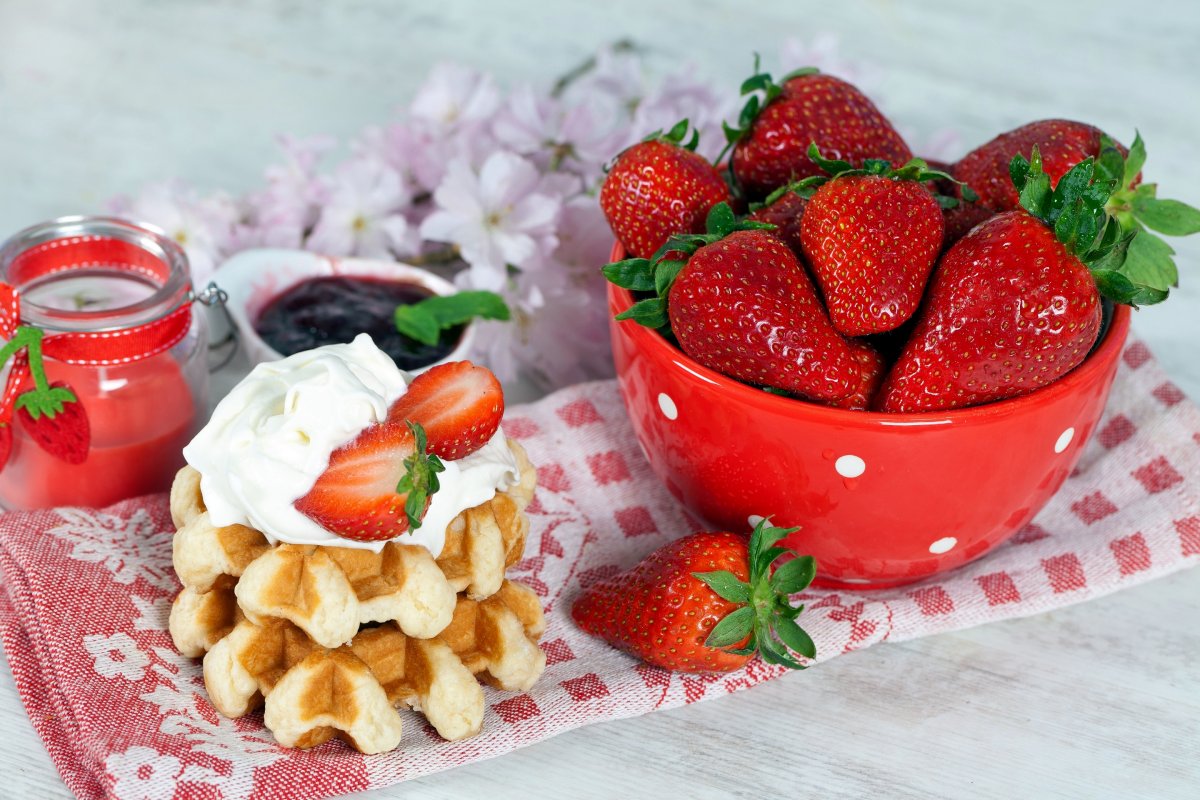 Пусть с печеными блинами к вам достаток в дом войдет