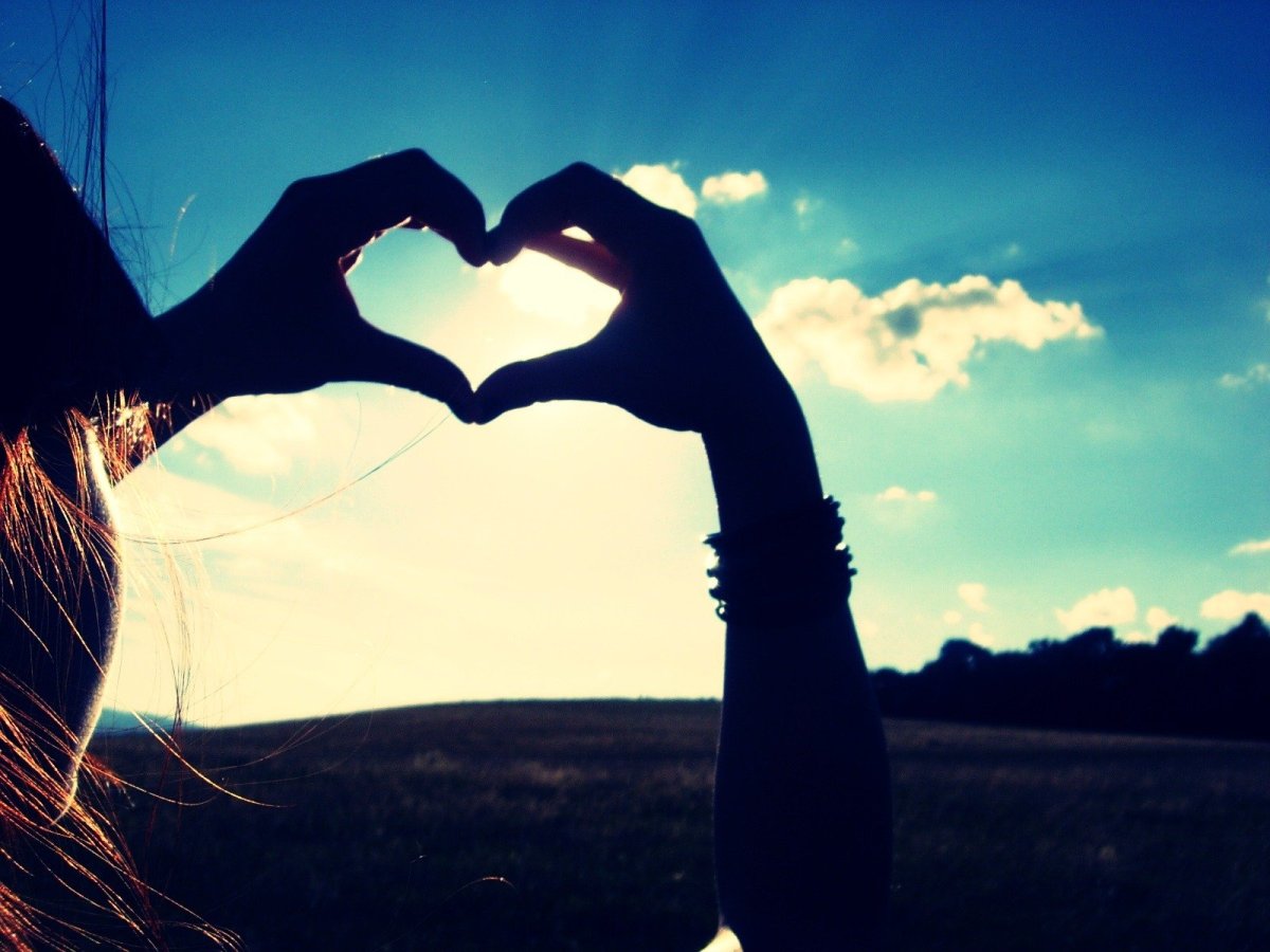 Авы для ватсапа рыжая девушка сердечко из пальцев