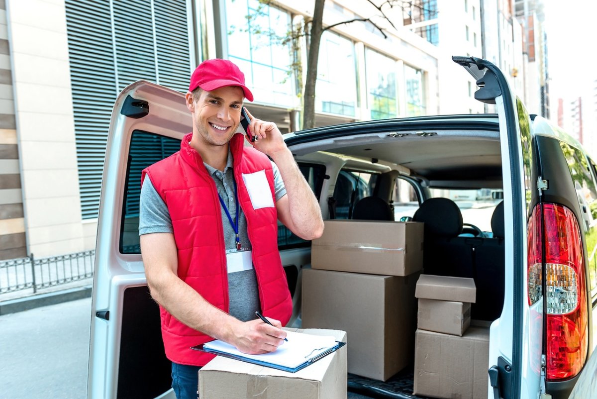 Курьер с телефоном