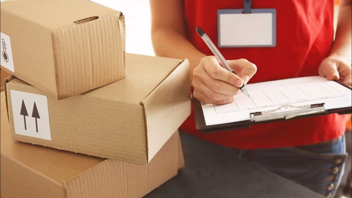 Курьер с коробкой