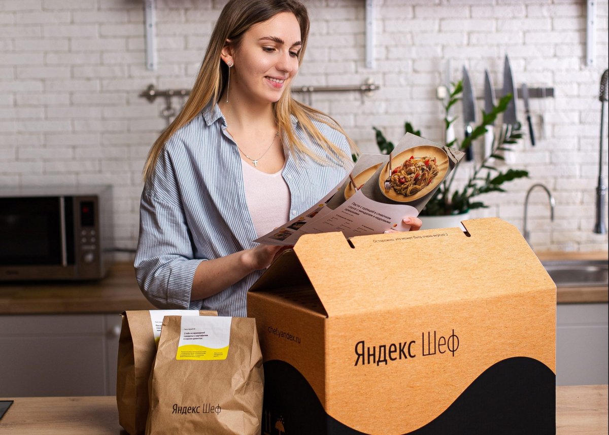 Девушка курьер