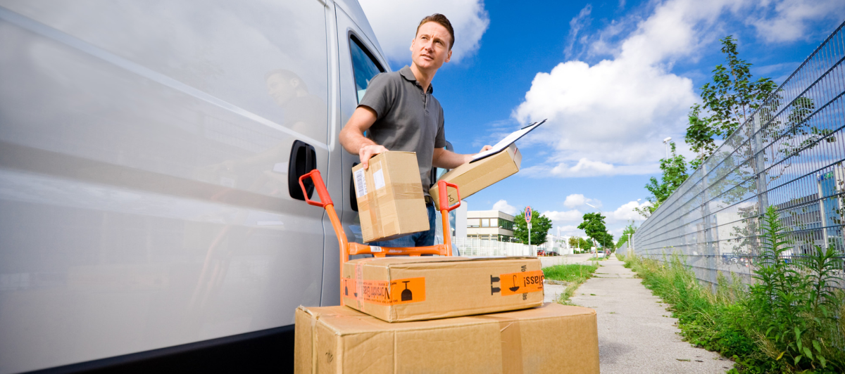 Девушка с посылкой