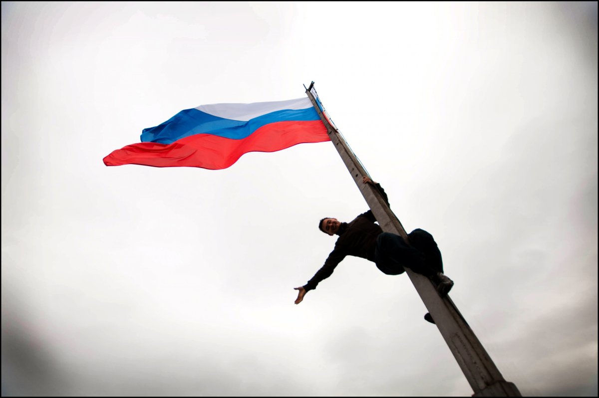 Флаг России на фоне неба