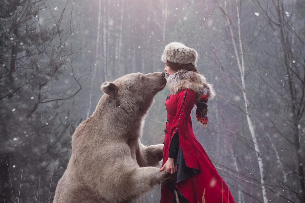 Девушка и белый медведь