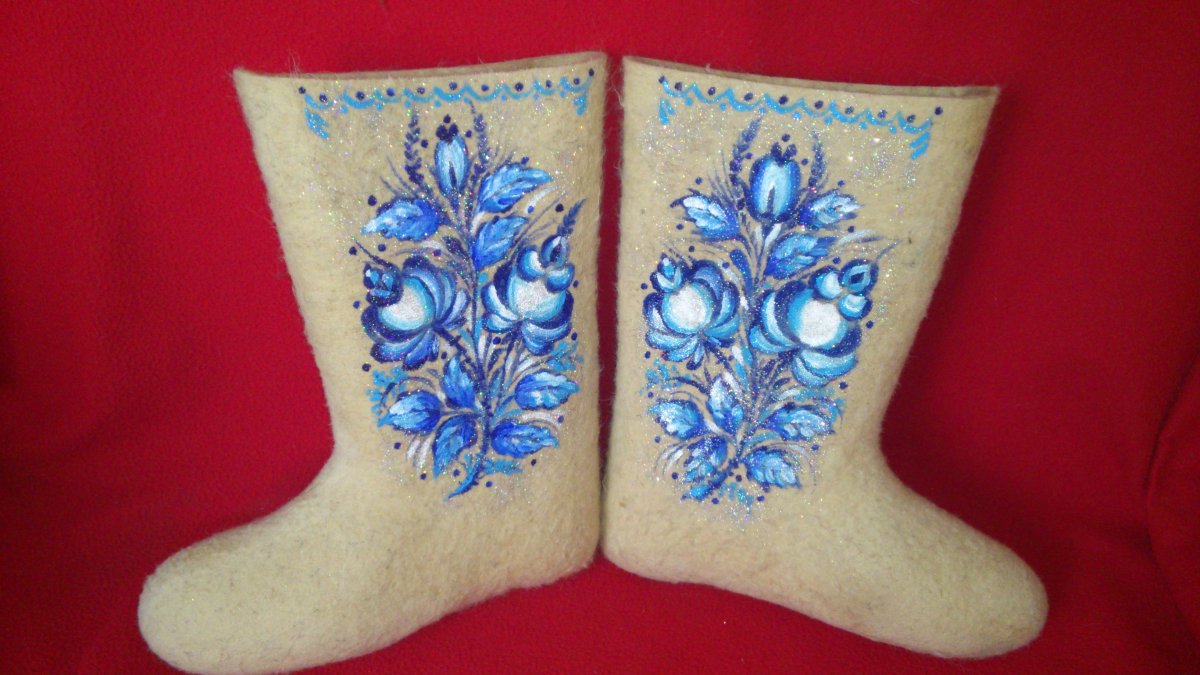 Девушка в сапожках и платье