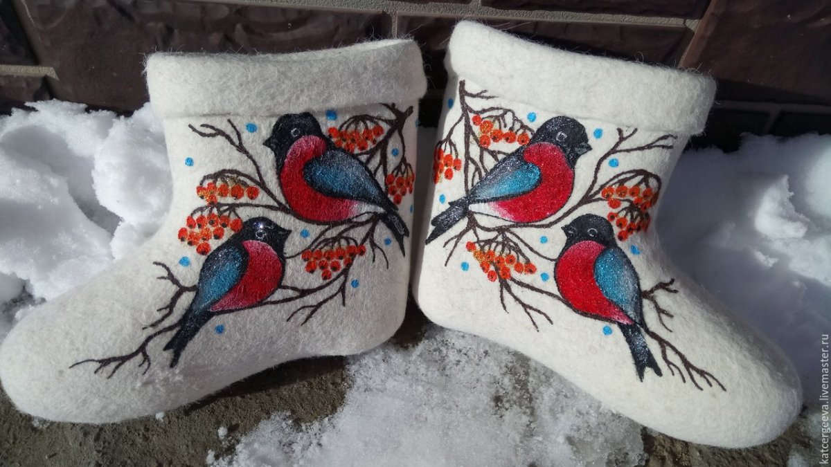 Женщины в сапогах на улице