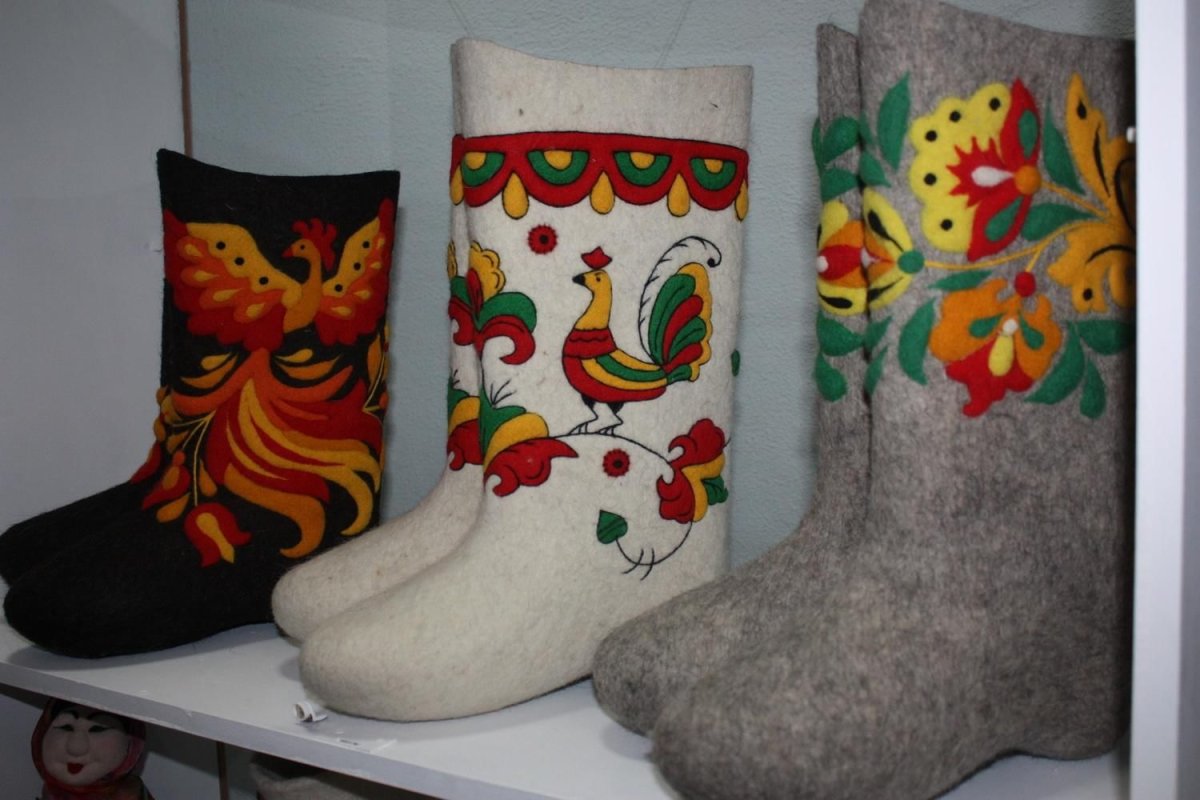 Девушки в мини юбках и сапогах