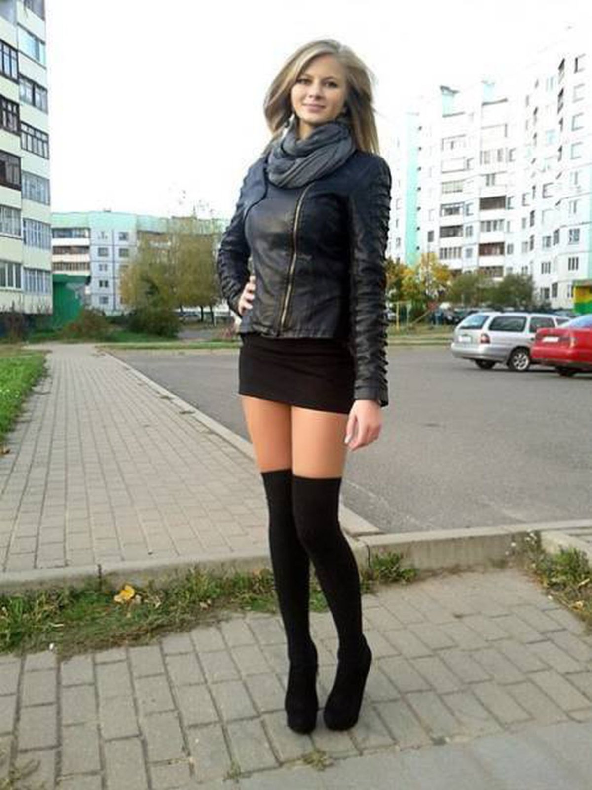 Девушки в белых сапожках