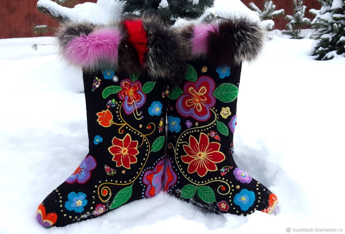 Девушки в сапожках и колготках