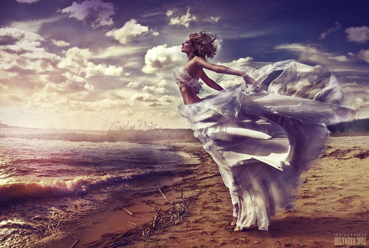 Девушка под облаками