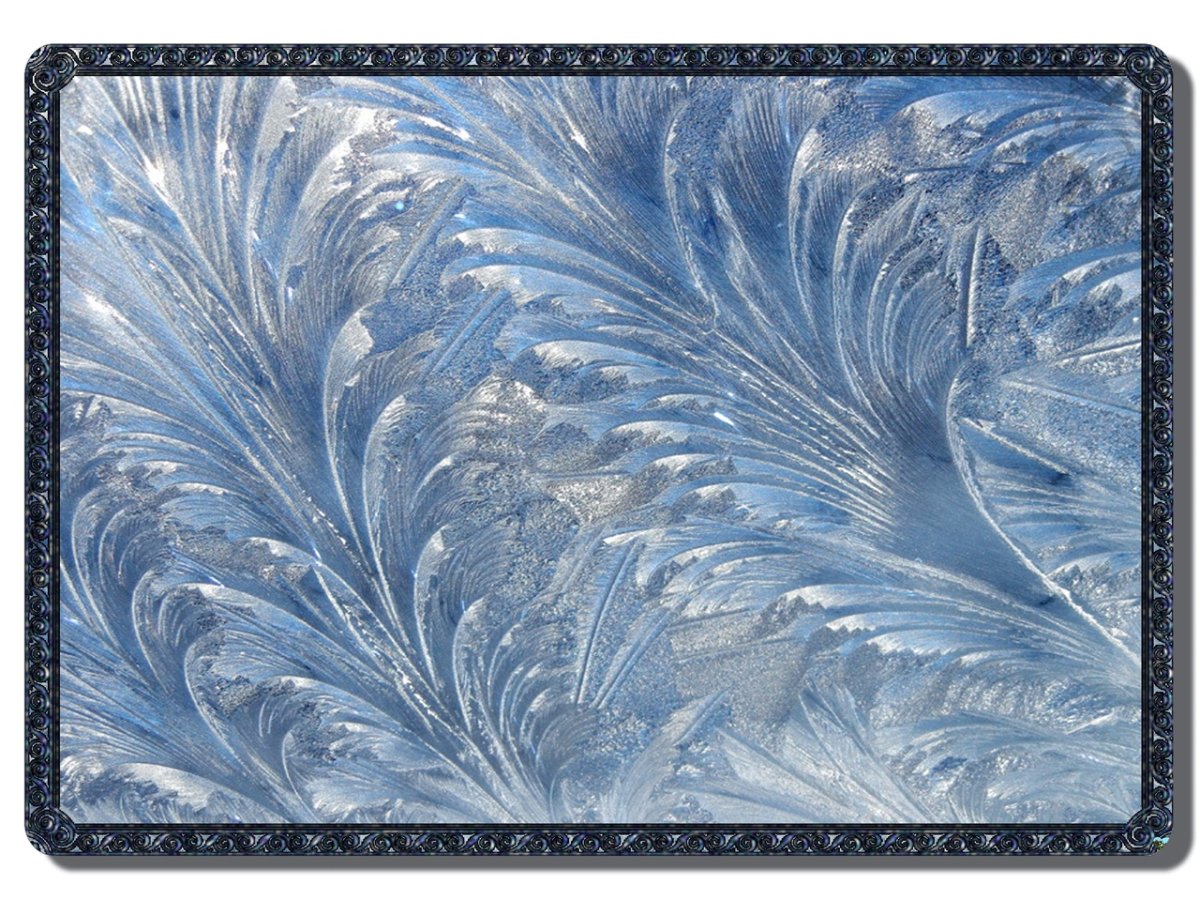 Морозные узоры на стекле