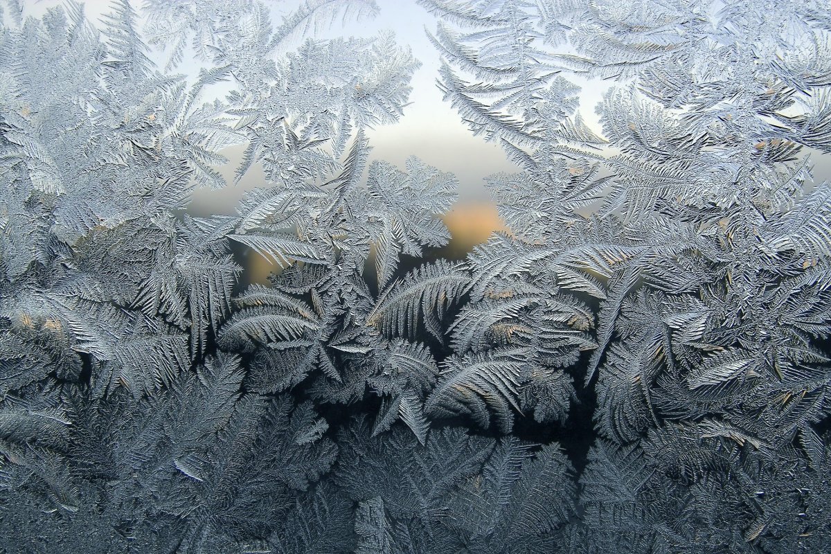Ледяные узоры на окнах
