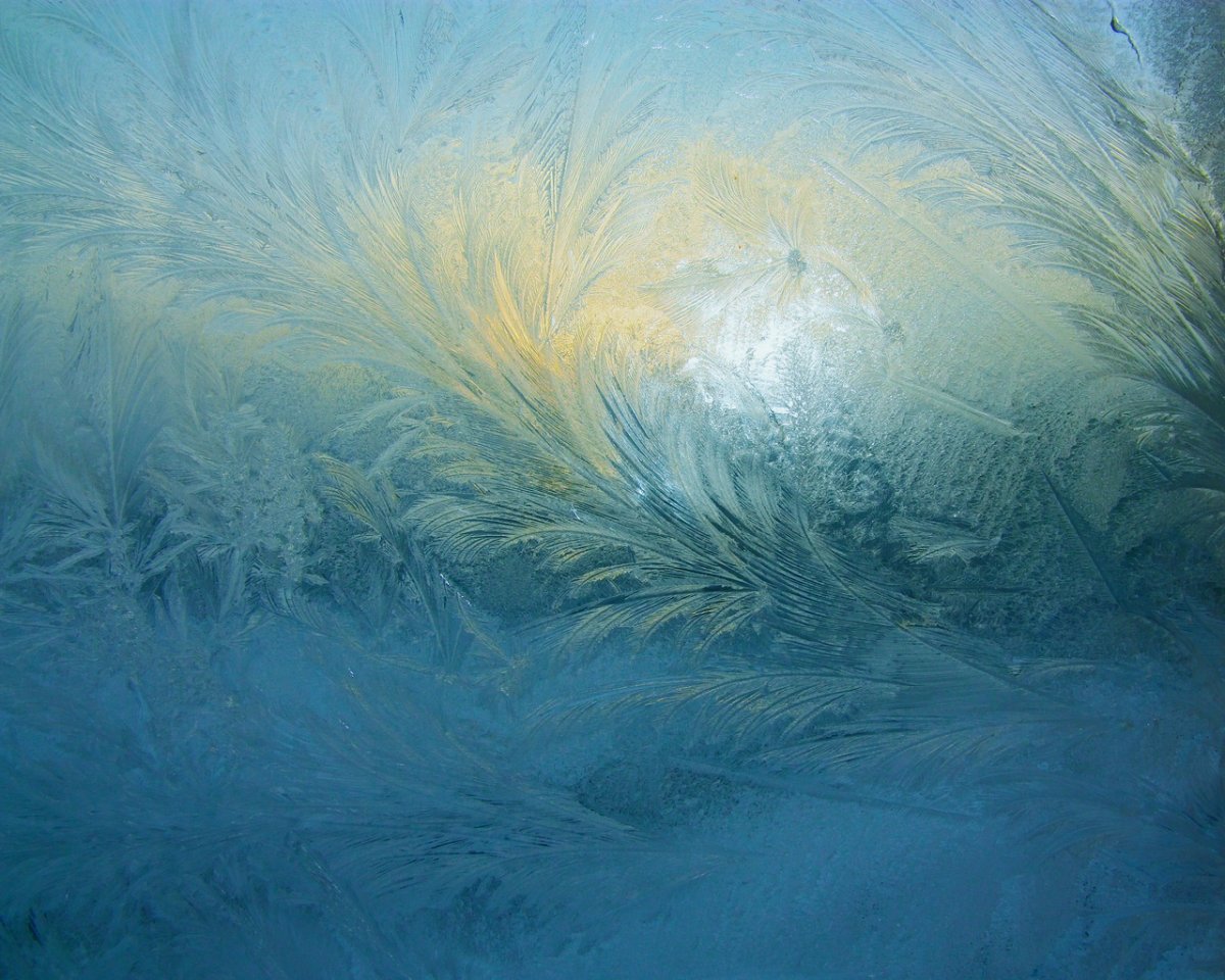 Красивые узоры на стекле