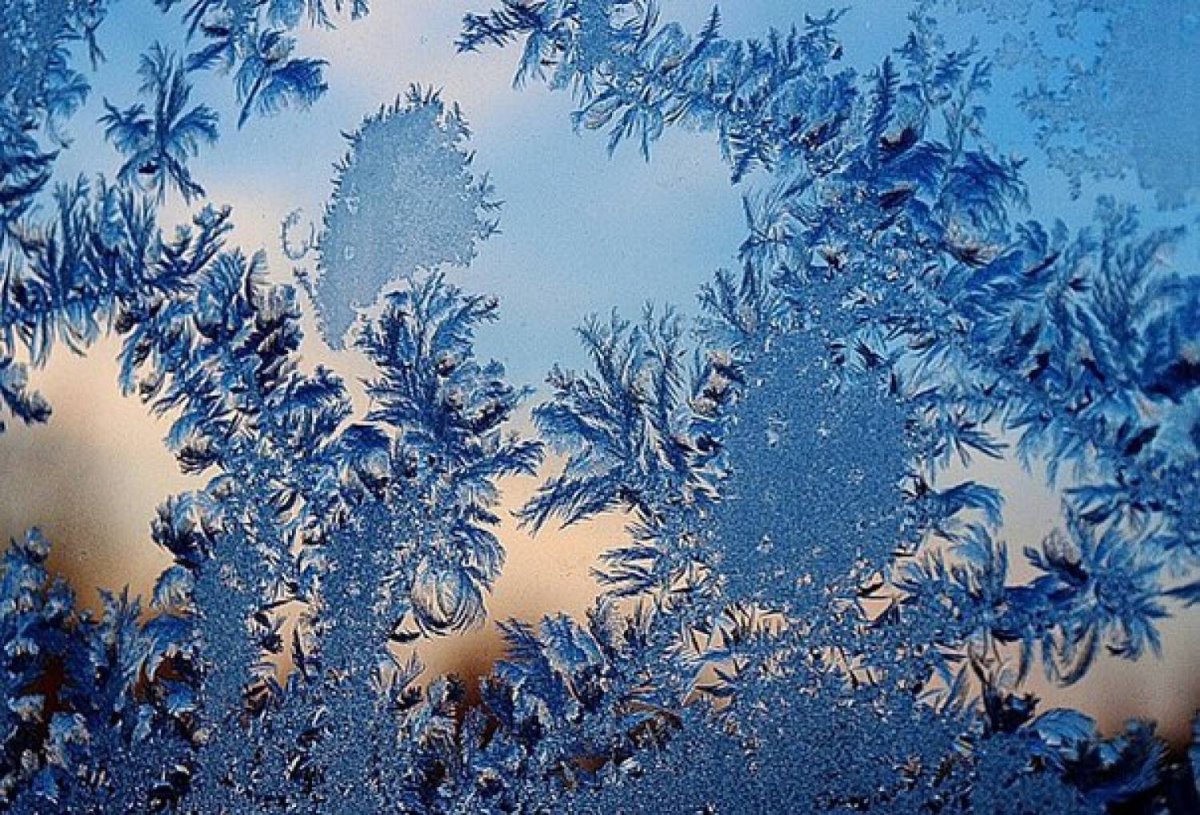 Морозный узор на стекле для рабочего стола