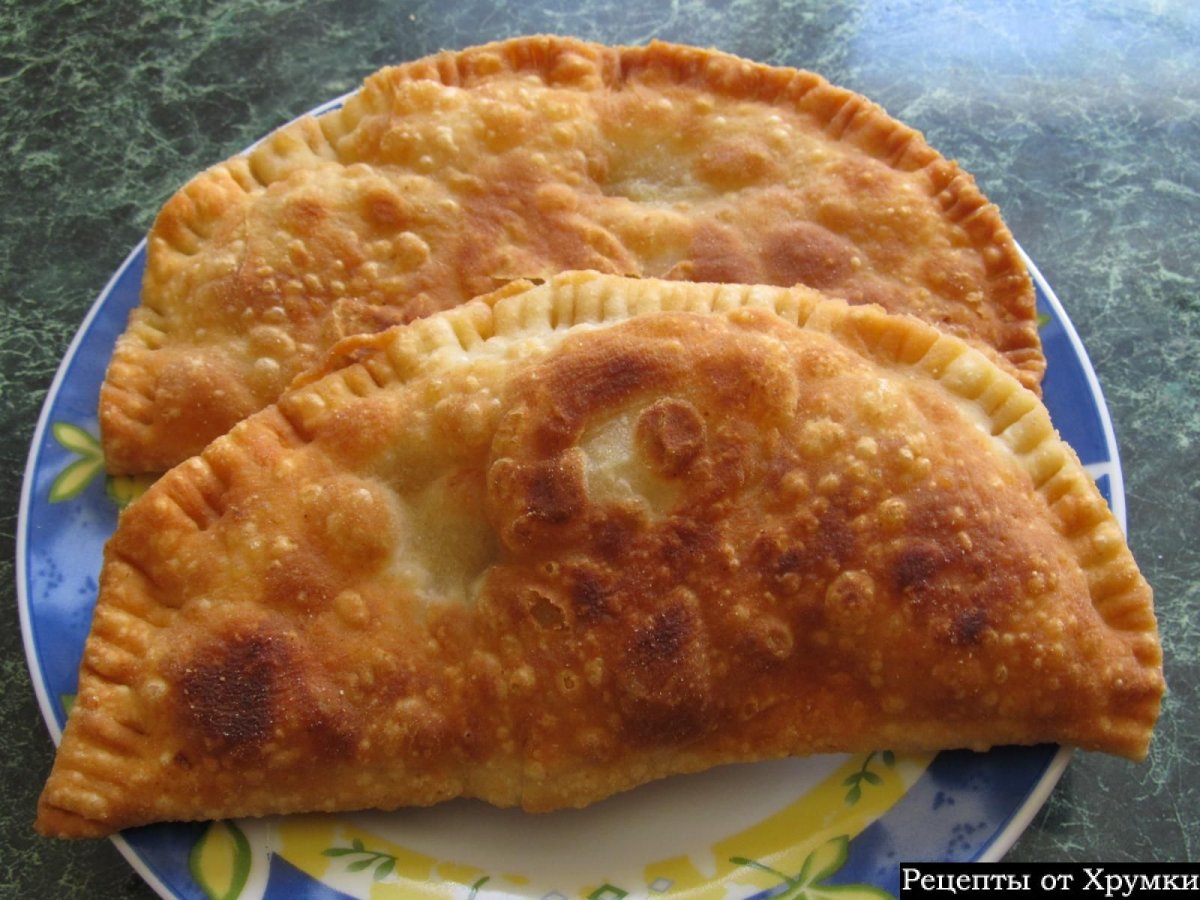 Красивые чебуреки на тарелке