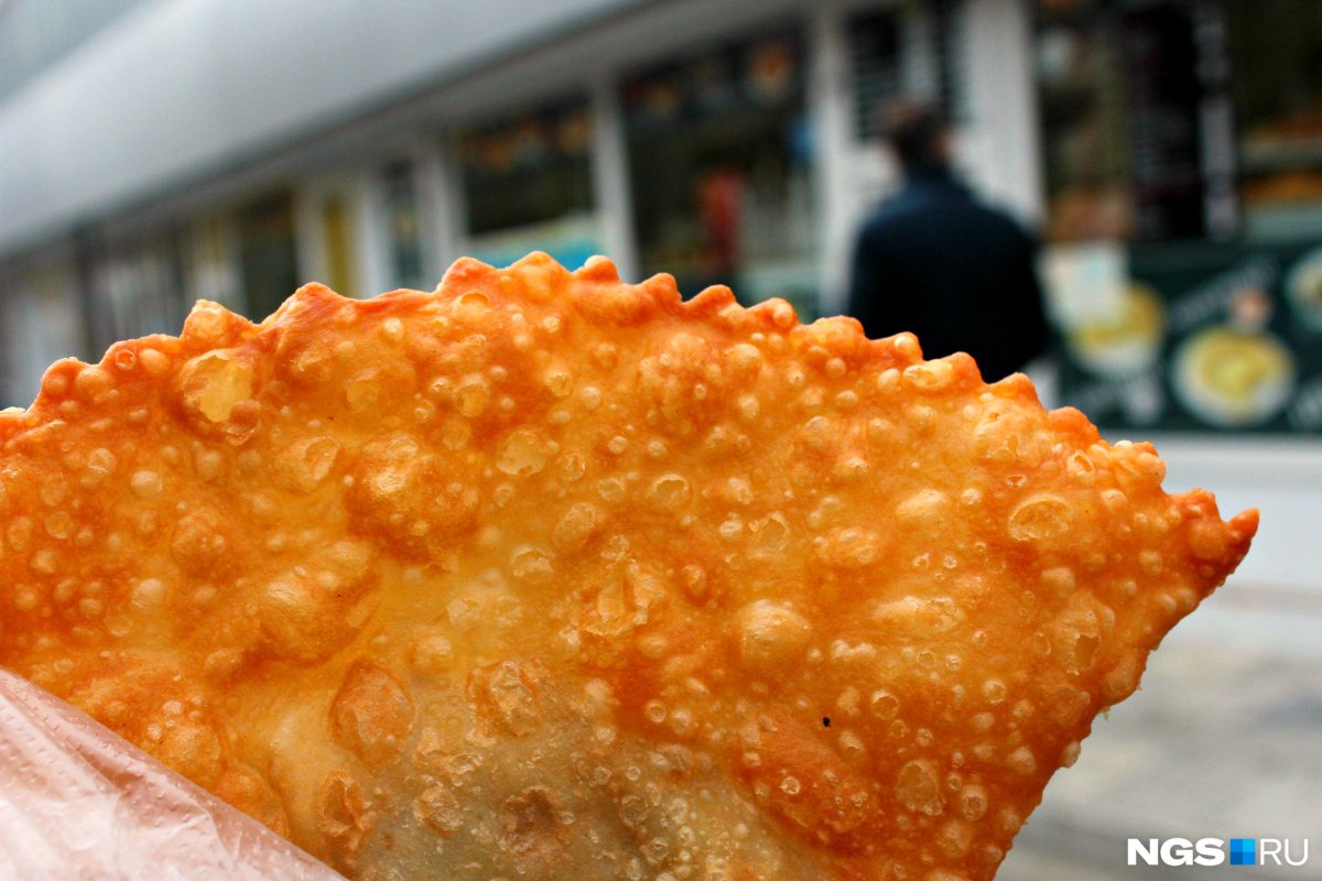 Чебуреки на тарелке