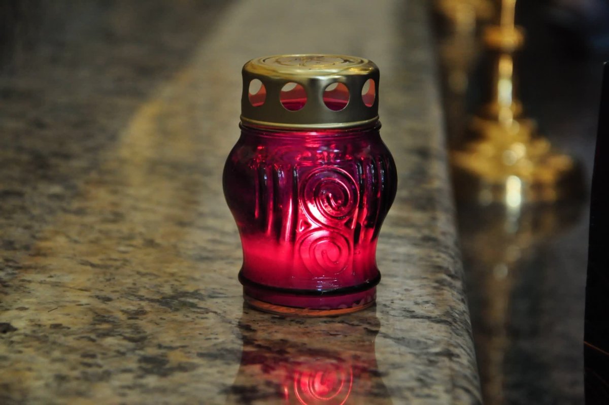 Синяя лампада в храме