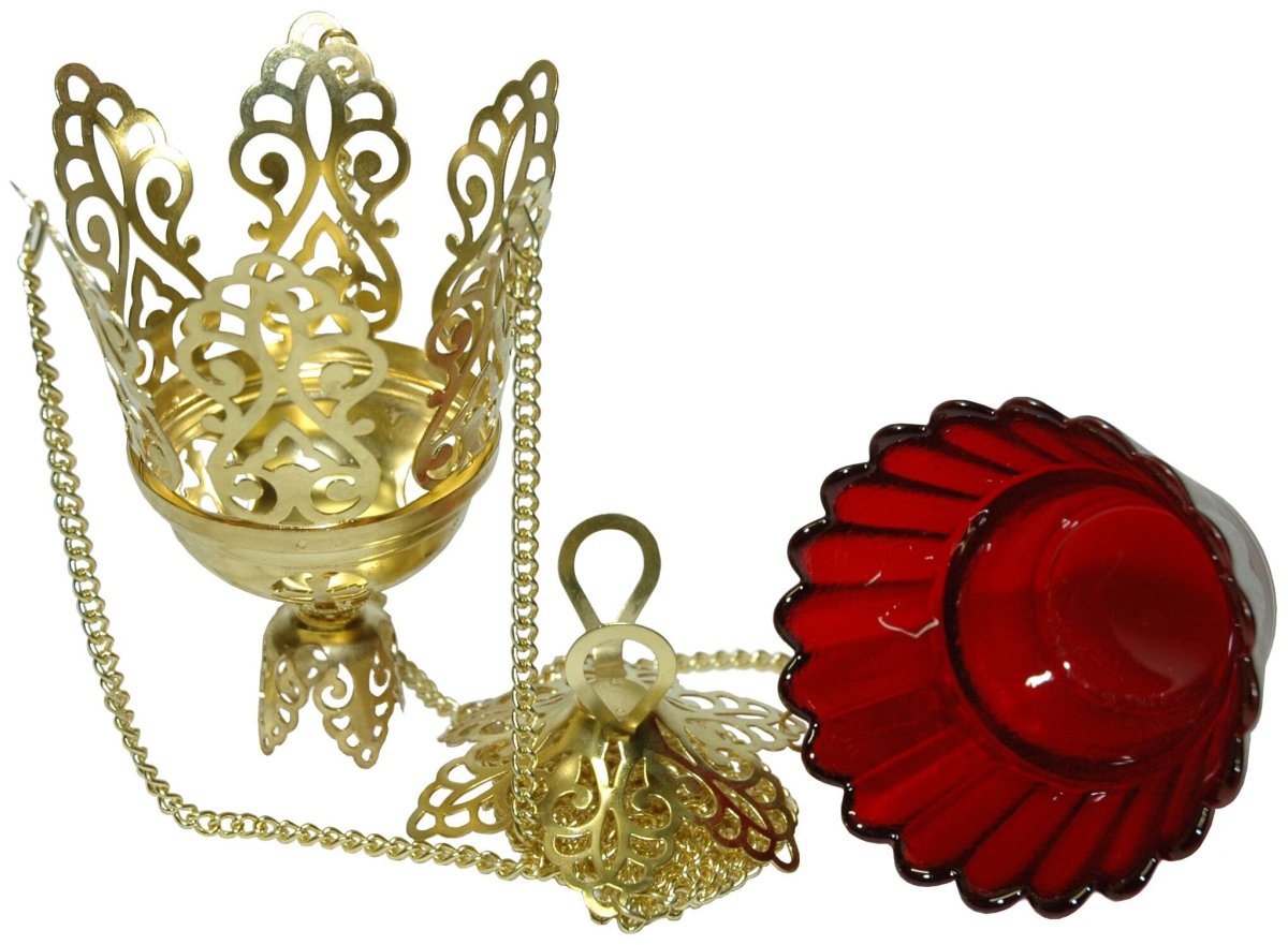 Старинный фонарь на белом фоне