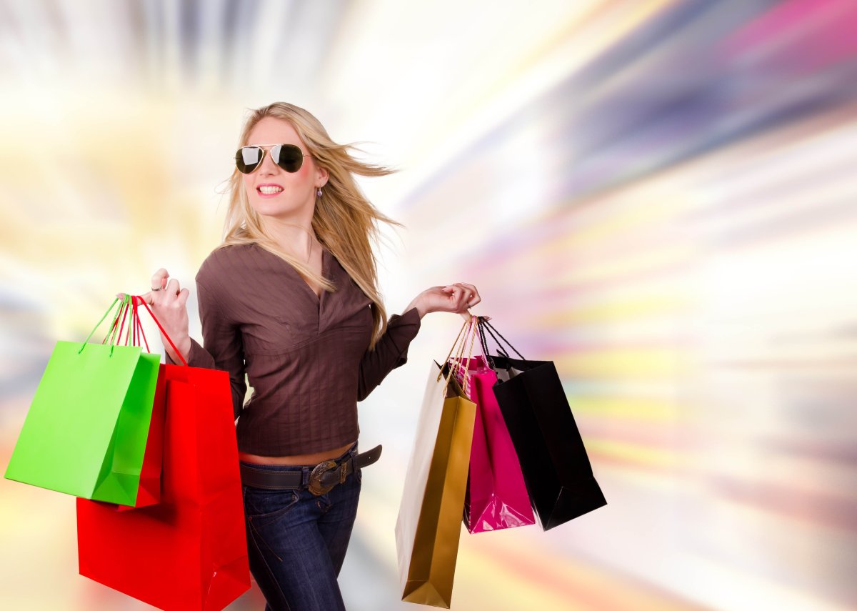 Девушка с пакетами