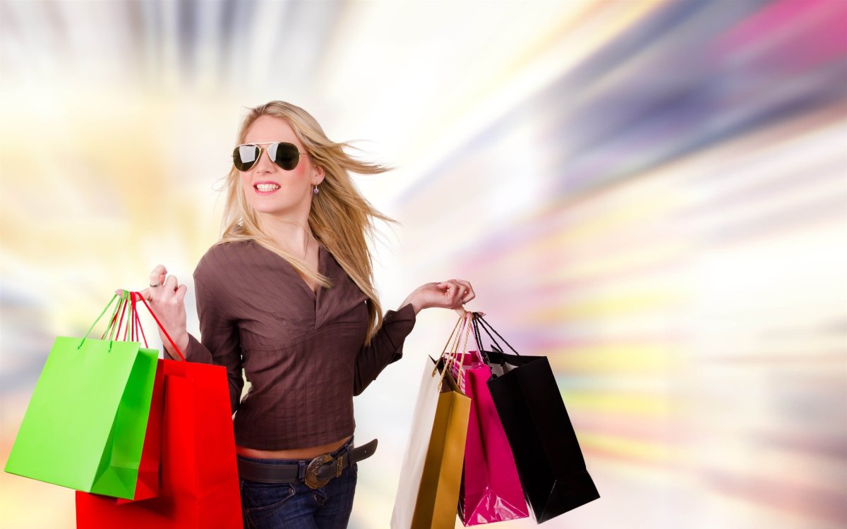 Девушка с покупками