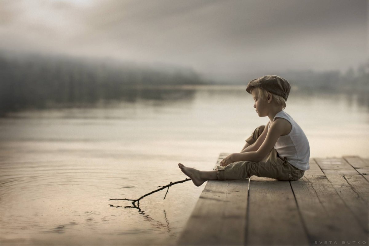 Дети на берегу озера