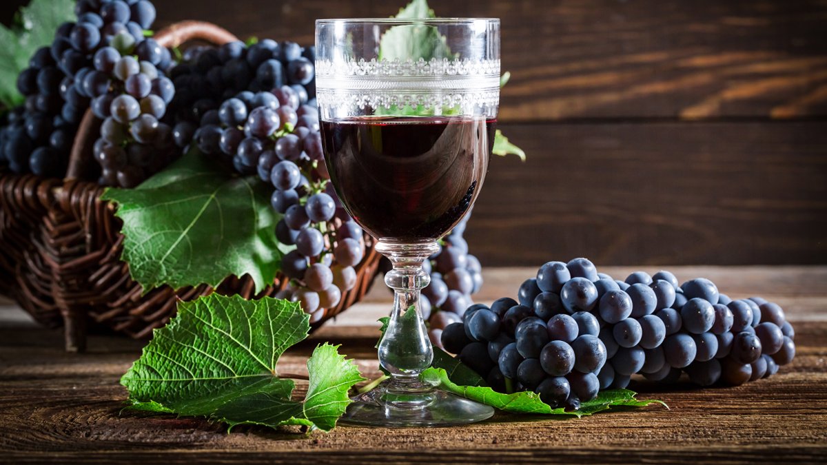 Красное вино и виноград