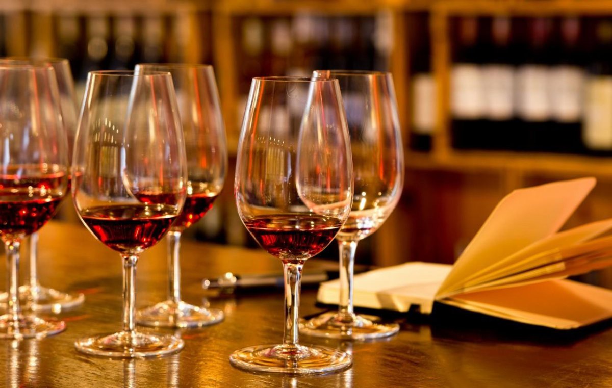 Портвейн Португалия в бокале