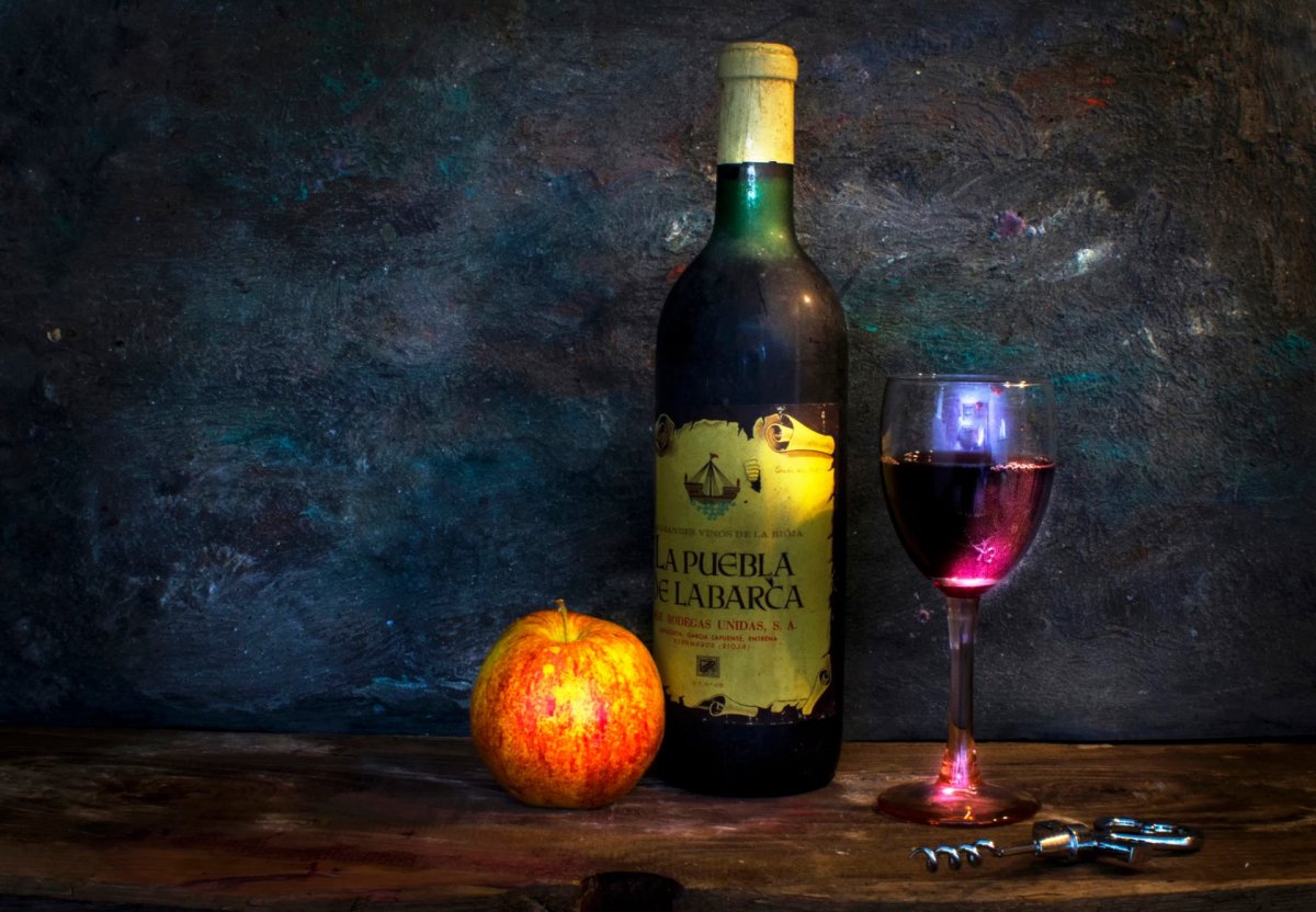 Натюрморт бутылка и бокал