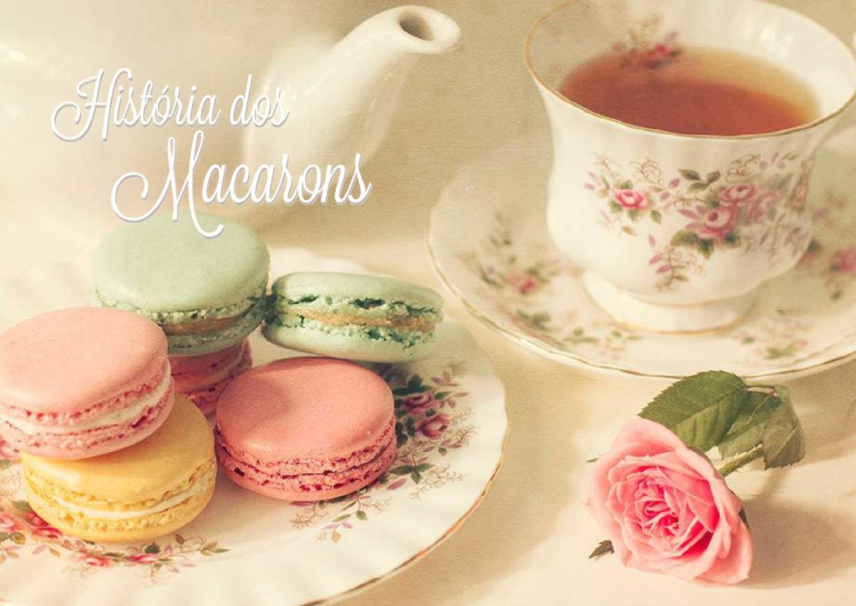 Чашка чая с десертом