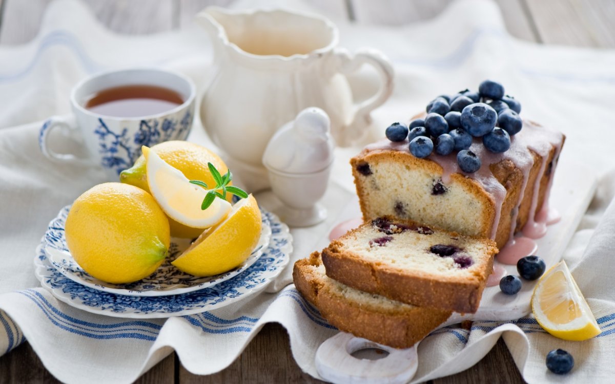 Красивые пирожные и кофе