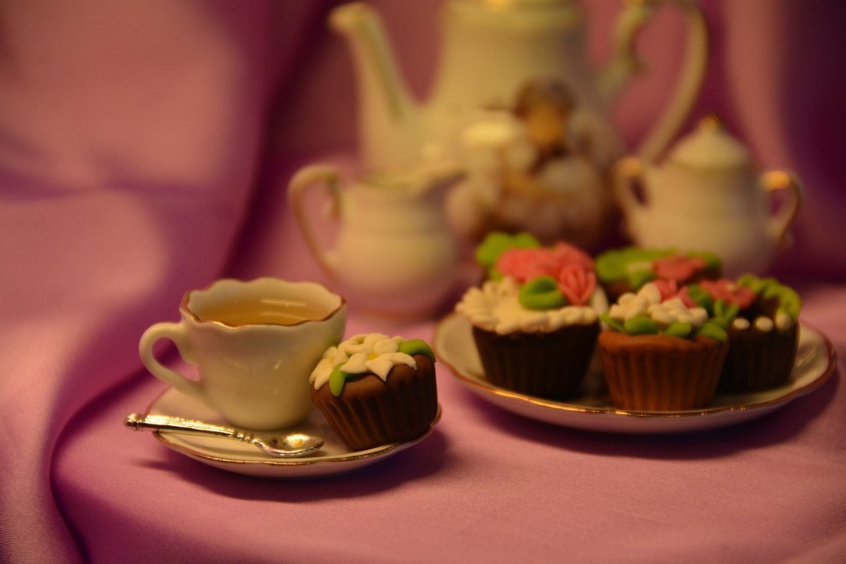 Чай с вкусностями