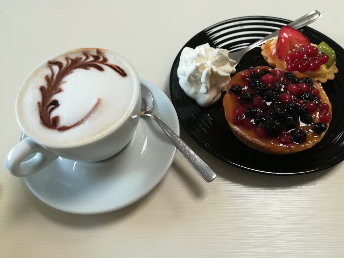 Чай с пироженкой