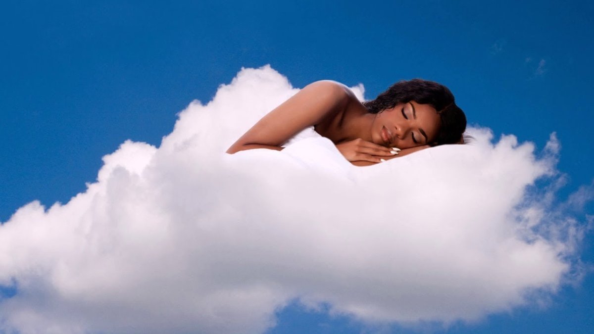 Девушка спит в облаках