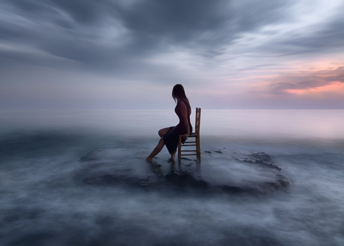 Девушка сидит на облаке