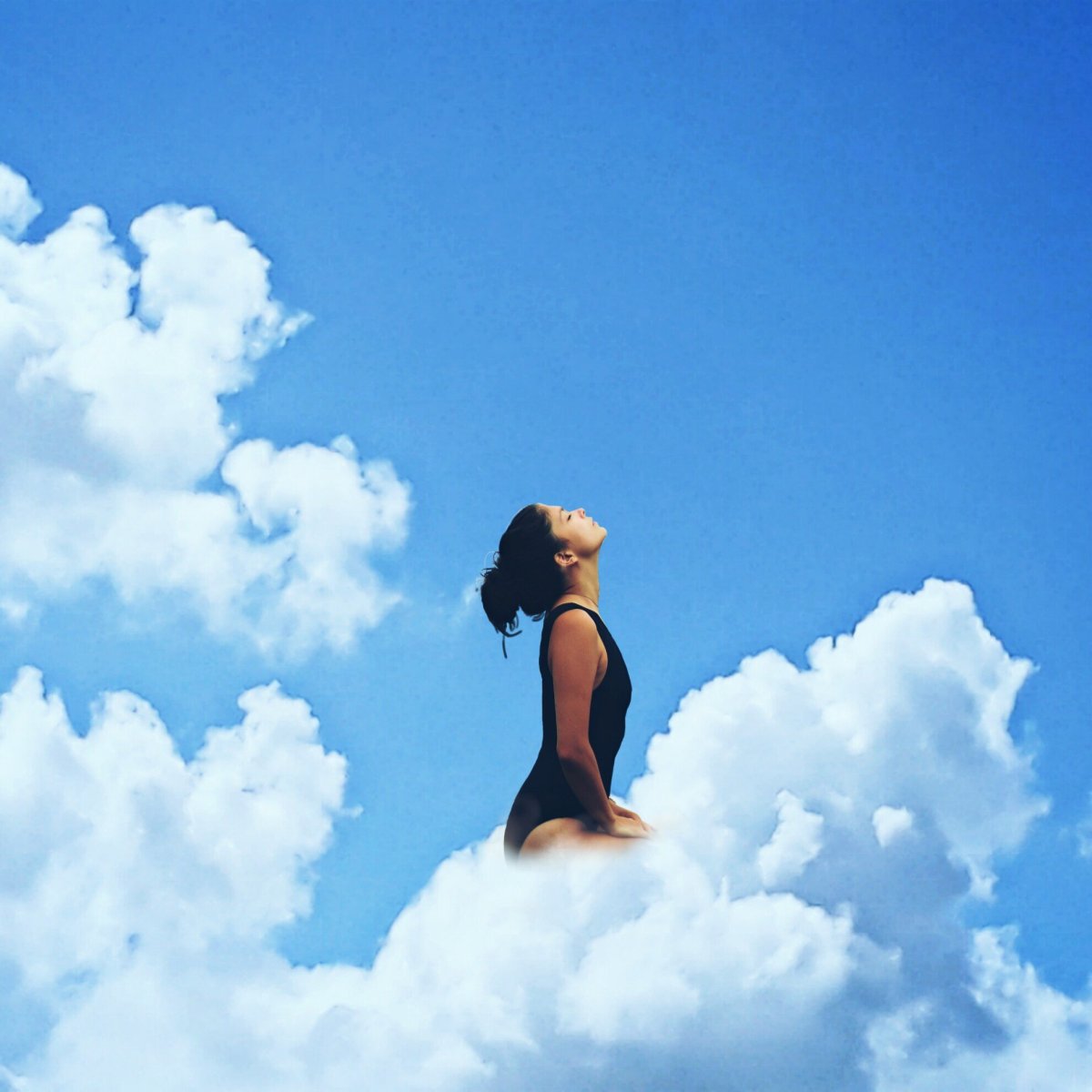 Девушка витает в облаках