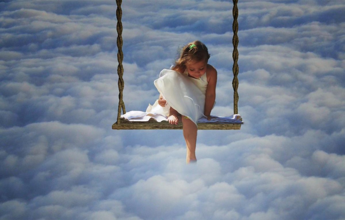 Девушка летает в облаках